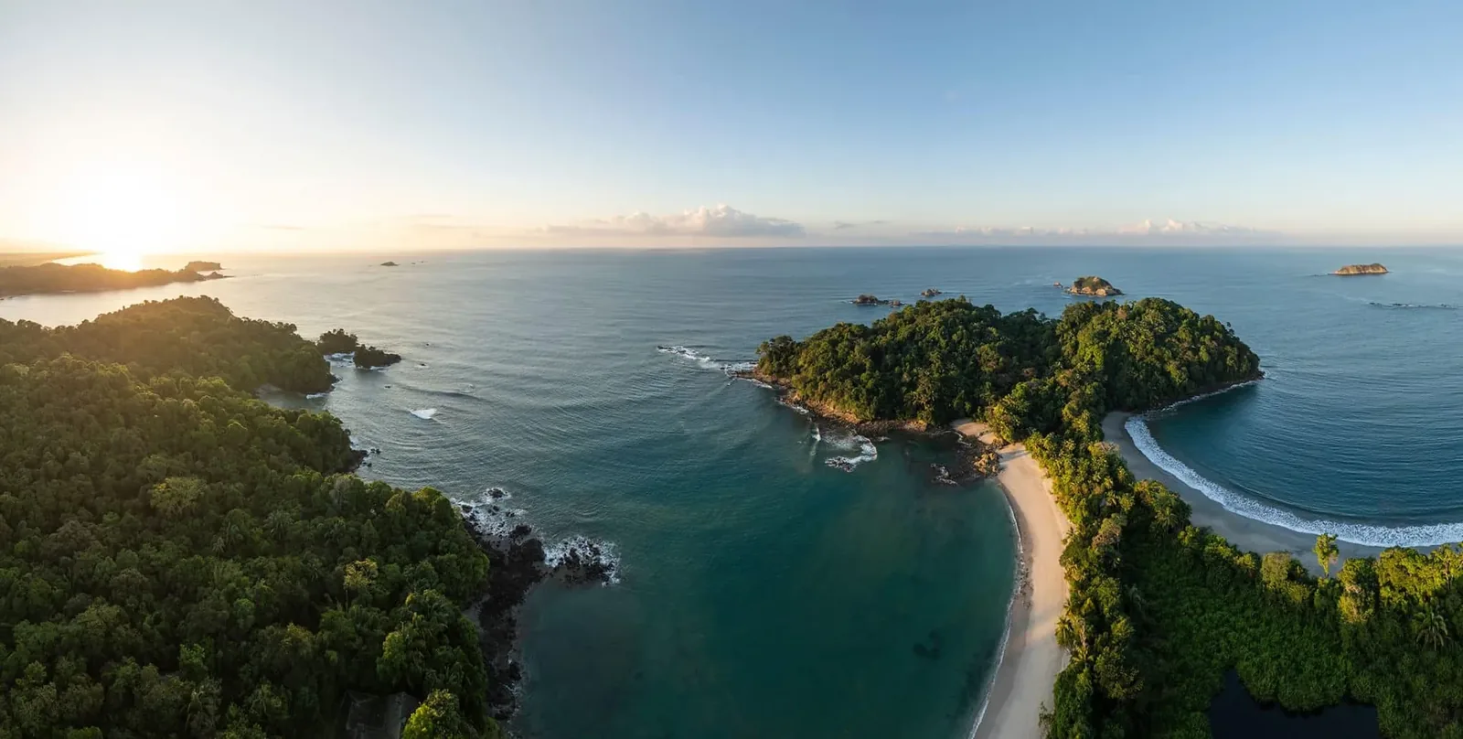 Selva tropical y costa del Pacífico de Costa Rica cerca de Manuel Antonio