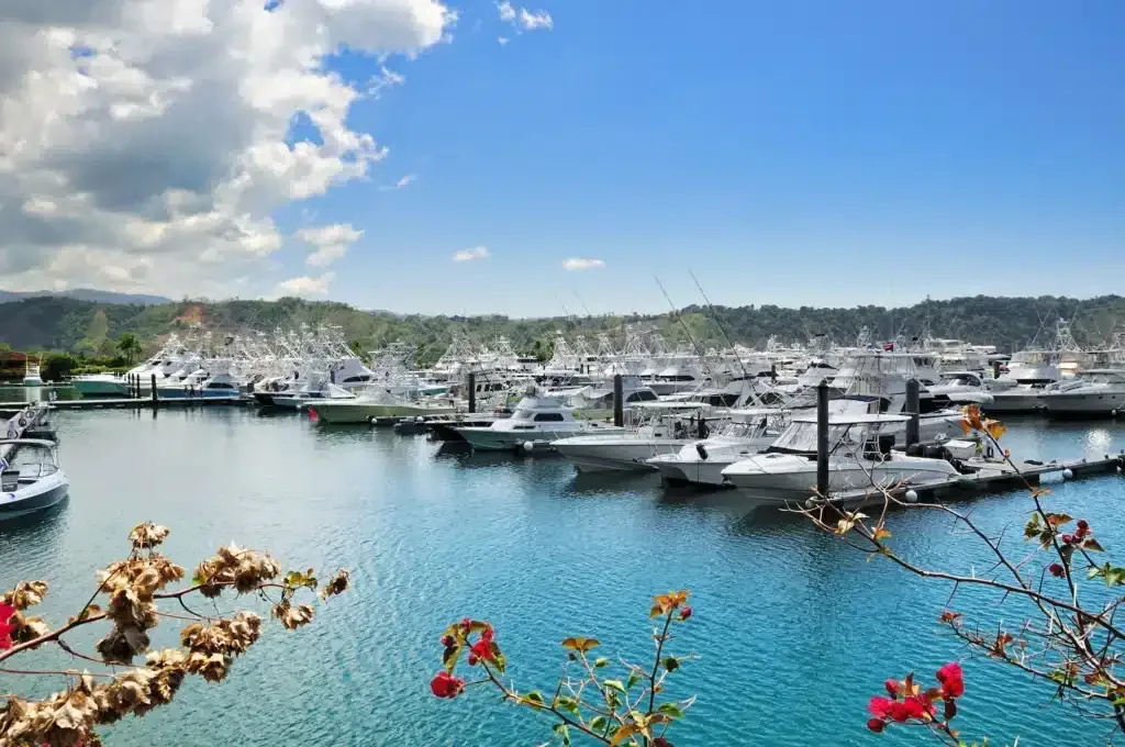 Yates atracados en una marina del Pacífico de Costa Rica