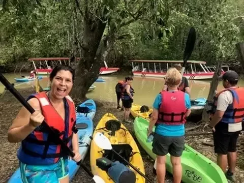 Kayak por el estero de manglar de Isla Damas