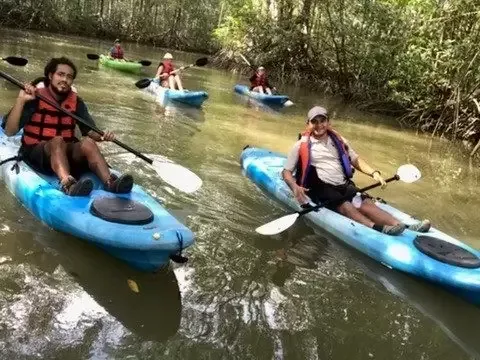 Johann y William, guías de Tucanes Tours en nuestra aventura en kayak por Isla Damas