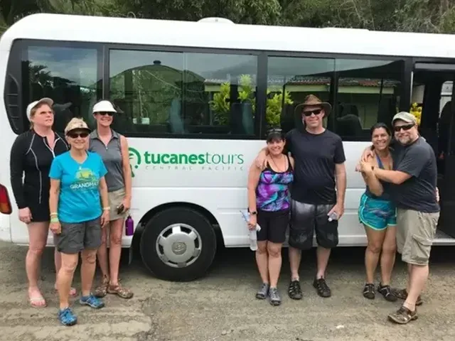 Remando por los túneles de manglar cerca de Quepos