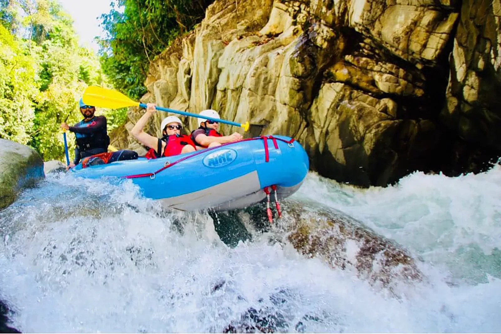 Balsa cayendo por un rápido Clase IV en un cañón angosto del alto río Naranjo, Costa Rica