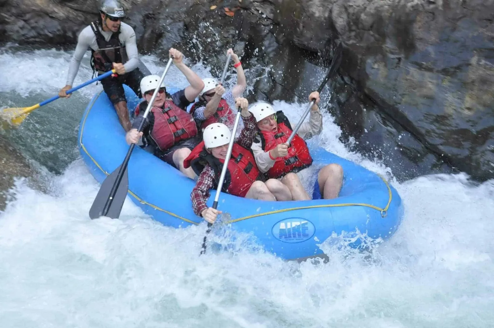 Rápidos Clase IV en el rafting de El Chorro