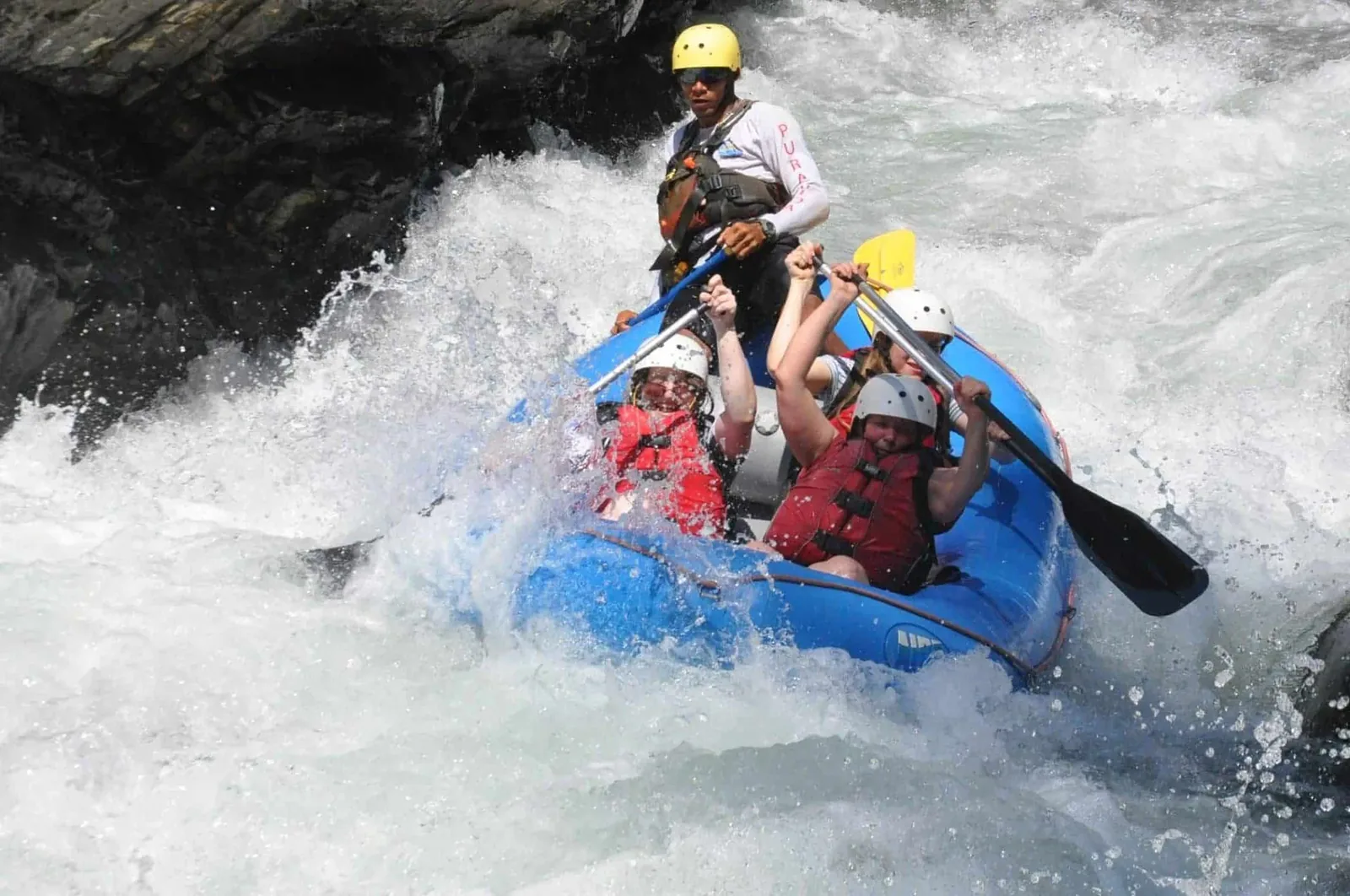 Rafting entre las paredes de roca del cañón de El Chorro