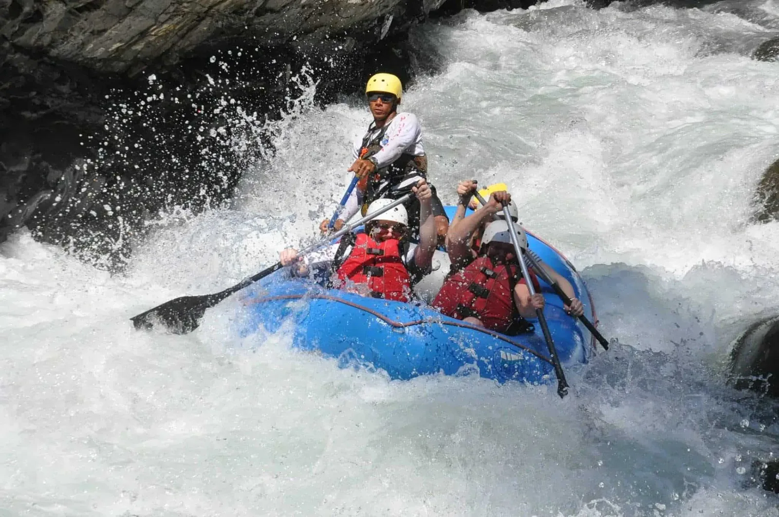 Balsa guiada bajando los saltos de El Chorro cerca de Manuel Antonio