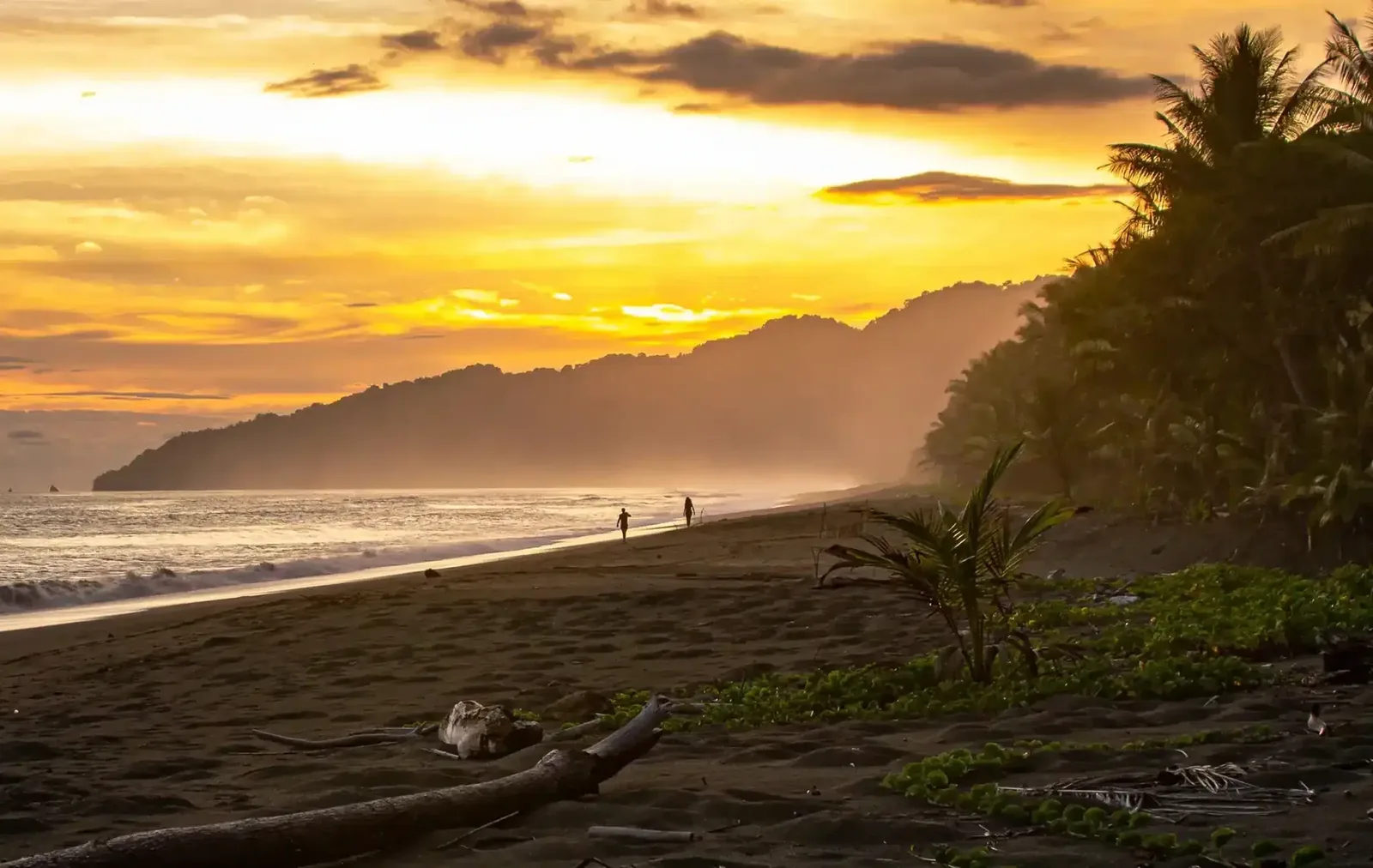 Hora dorada en una playa de Manuel Antonio