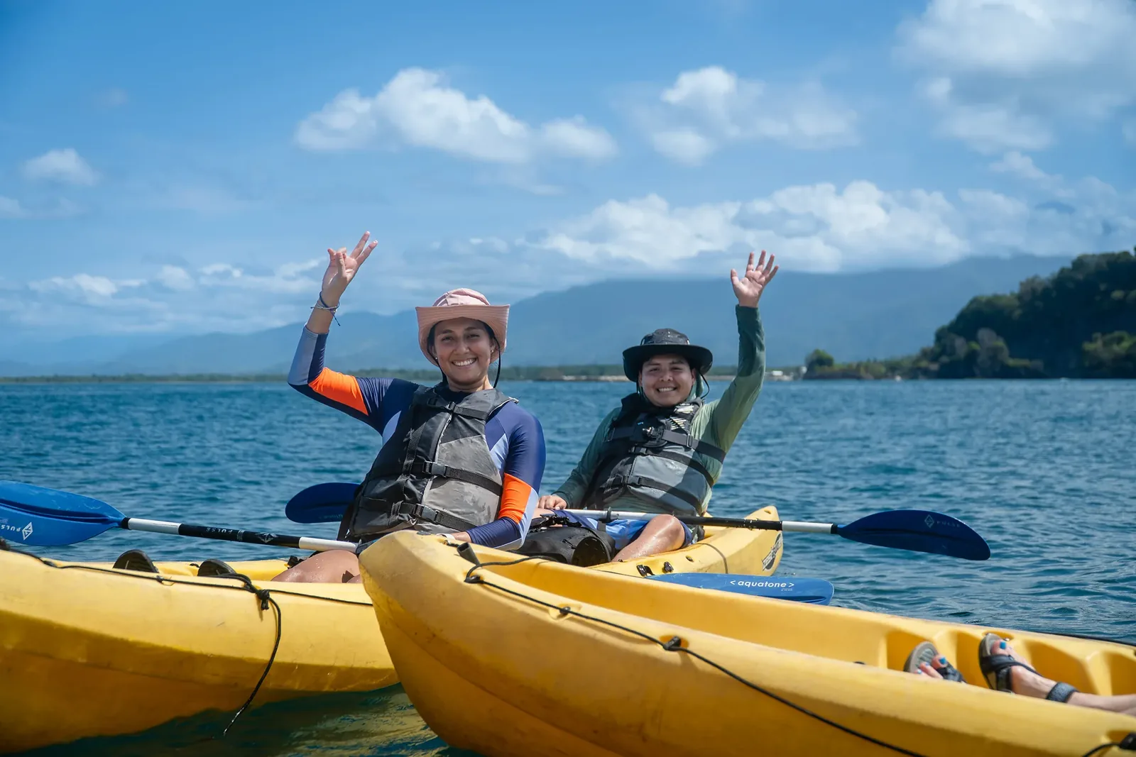 Kayak de mar a lo largo de la costa del Pacífico