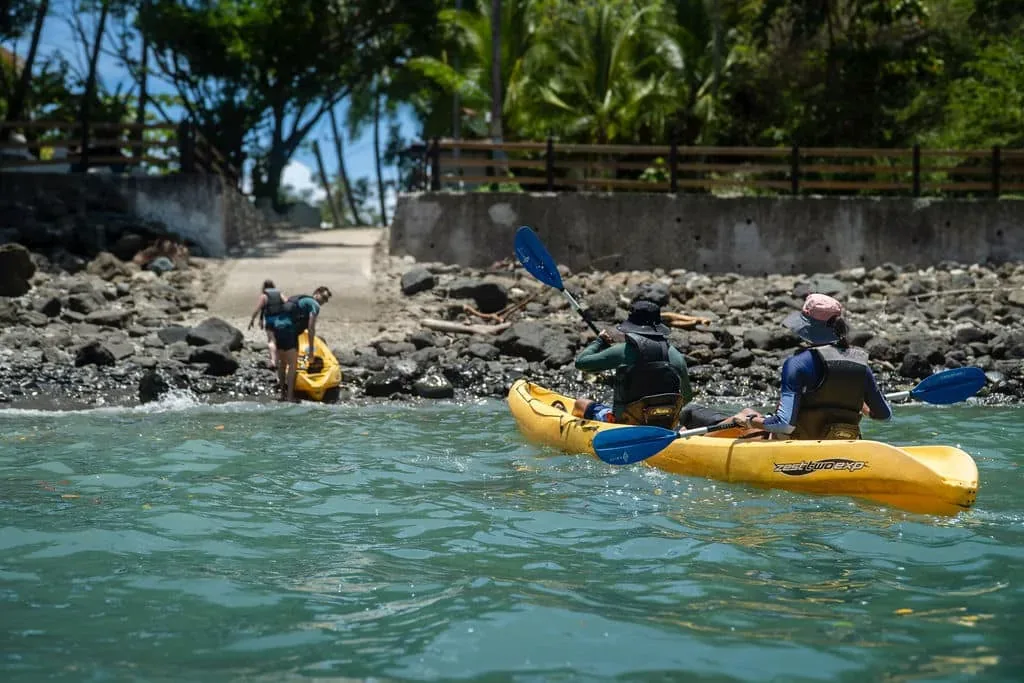 Visitantes de Tucanes Tours haciendo kayak en las aguas tranquilas del Pacífico Central