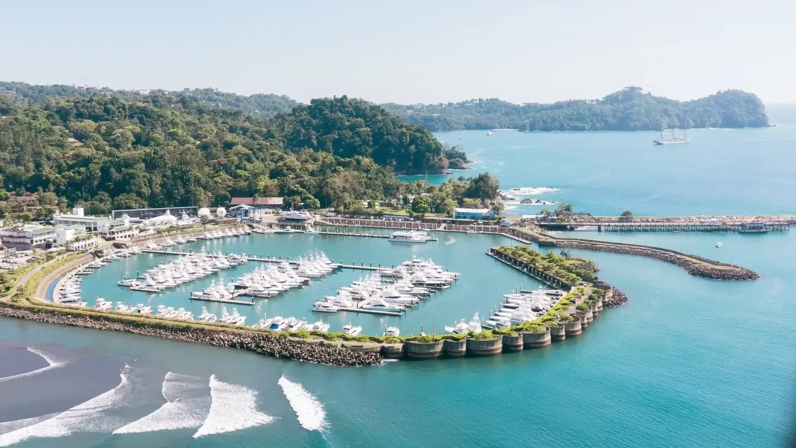 Vista aérea de la Marina Pez Vela en Quepos, Costa Rica