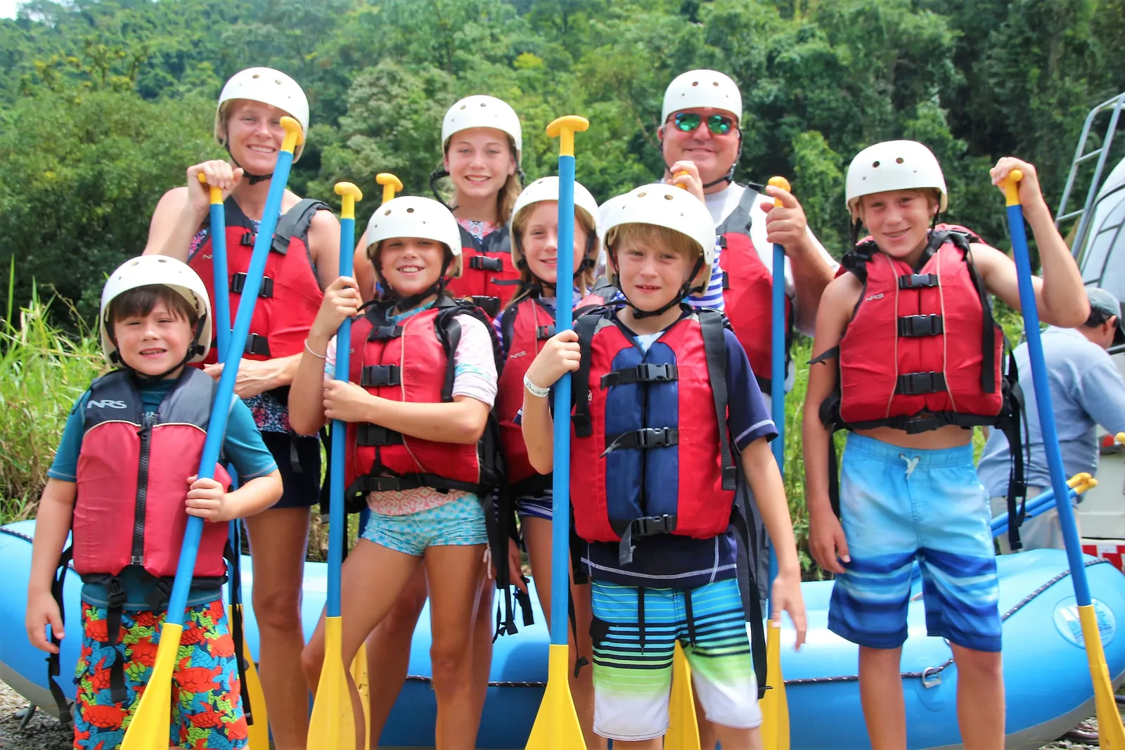 Rafting en aguas bravas en el río Savegre, Costa Rica