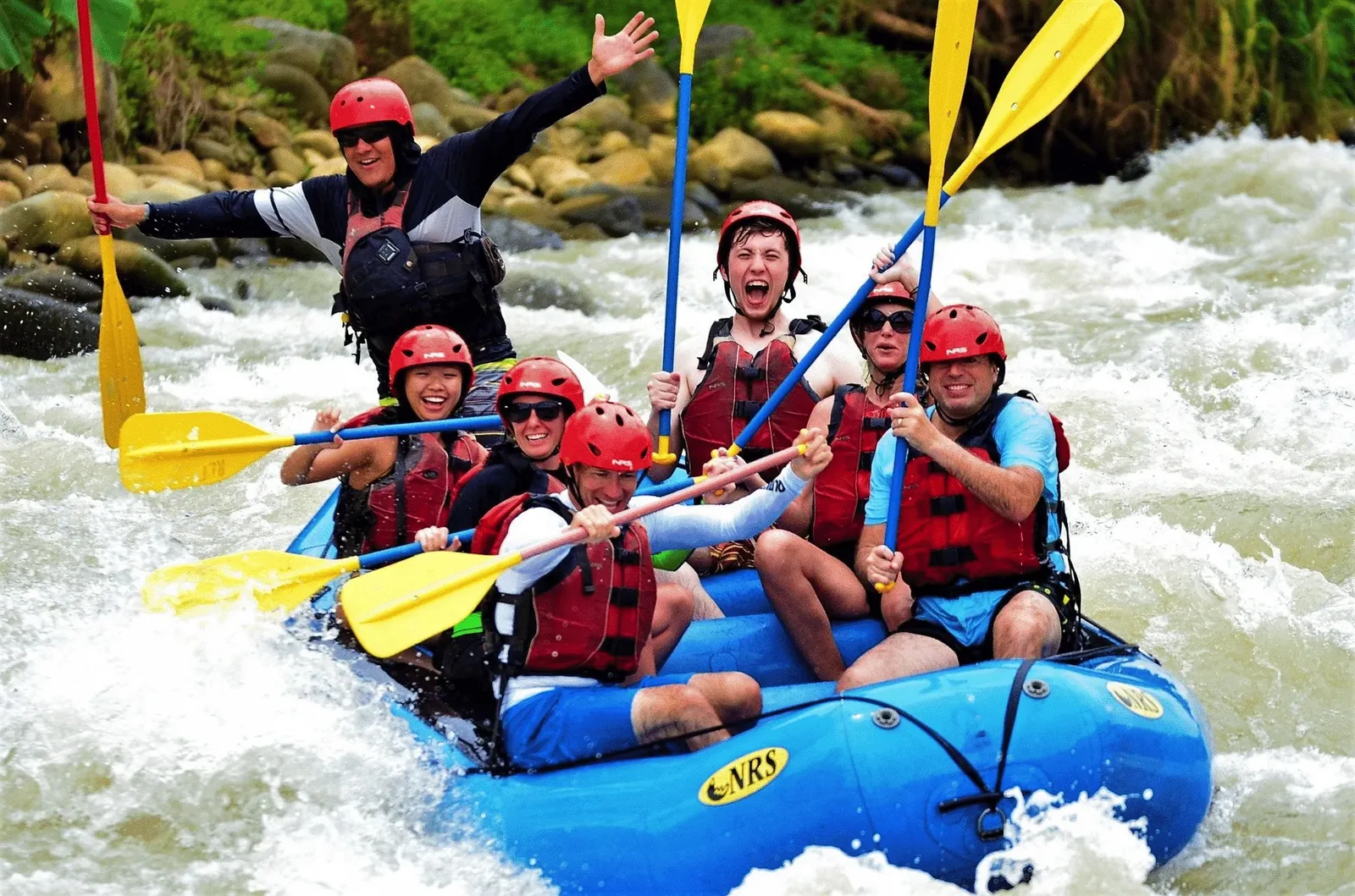 Grupo haciendo rafting por la selva en el Río Savegre