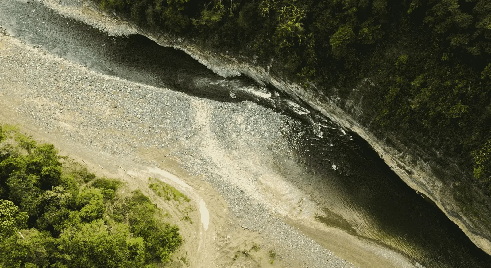 Salpicando entre rápidos de aguas bravas en el Savegre