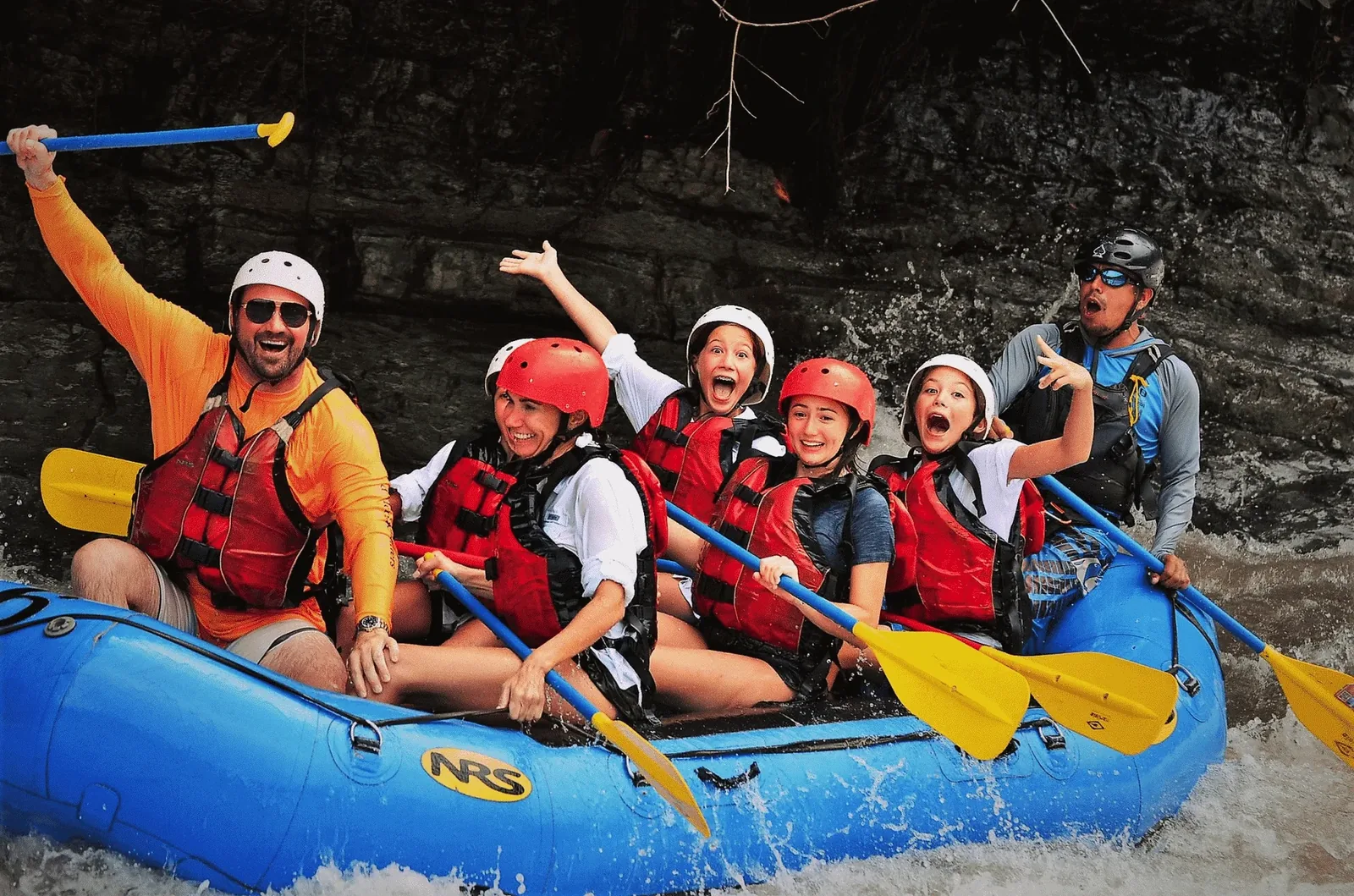 Equipo de rafting navegando los rápidos del Savegre, Costa Rica
