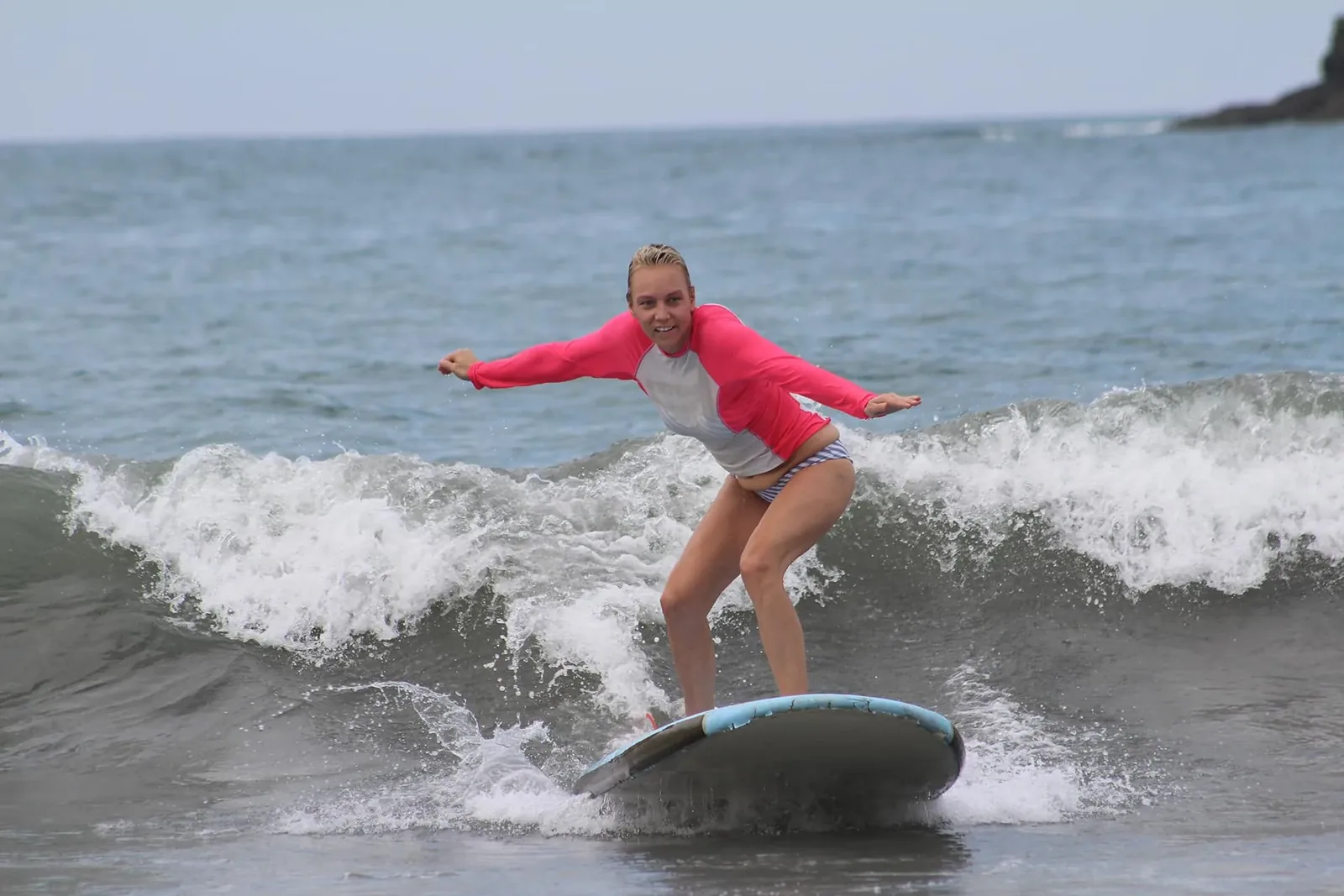 Clase de surf en la costa del Pacífico Central